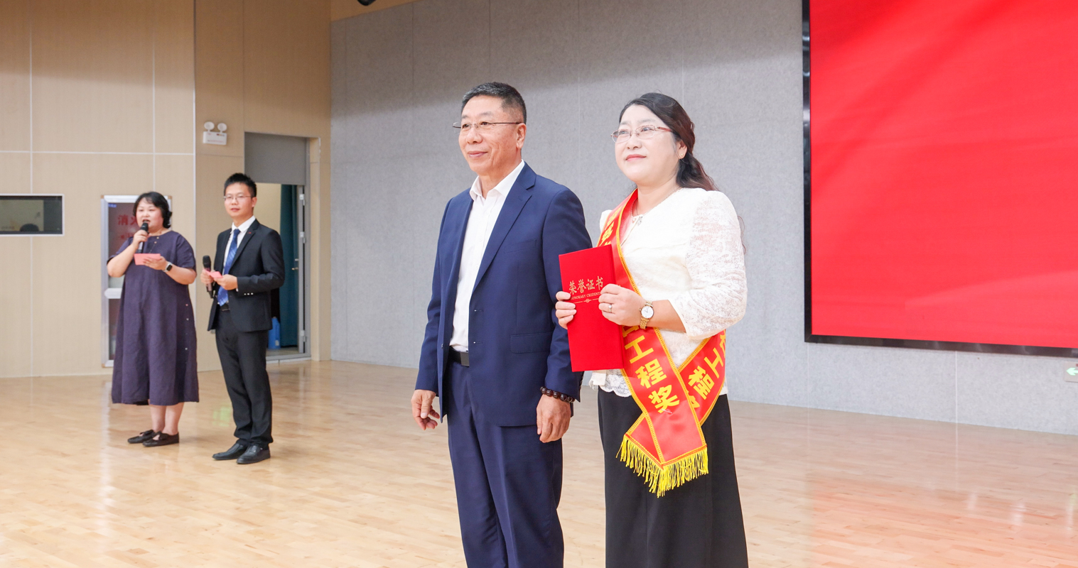 1760097471435053.jpg 程培华理事长给获奖老师颁奖.jpg