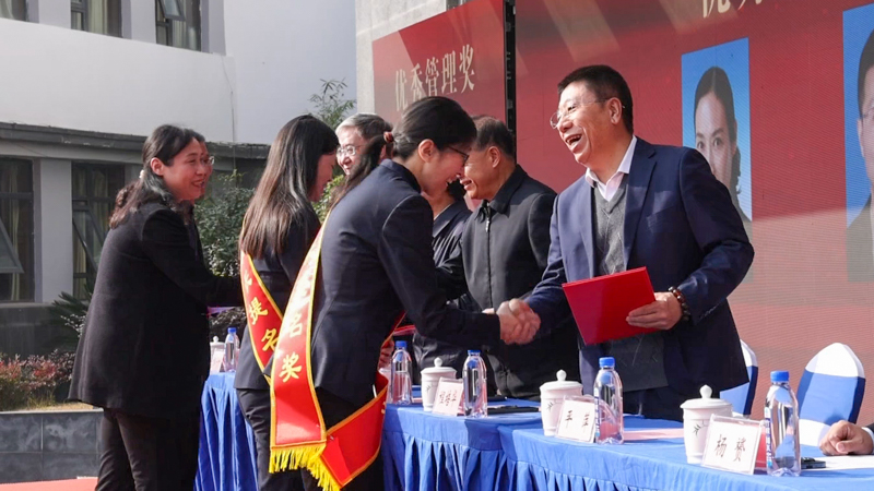 1763385139275260.jpg 程培华理事长给获奖者颁奖.jpg