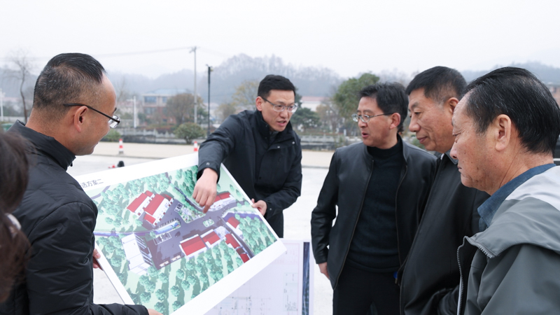 1765337090246413.jpg 程培华理事长观看村部建设图.jpg